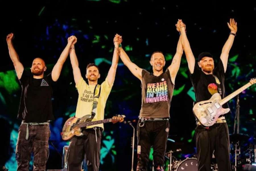 কোল্ডপ্লে ব্যান্ডের অনুষ্ঠানের শোয়ের টিকিট বিক্রি নিয়ে উঠেছে কালোবাজারির অভিযোগও। অভিযোগ, ৩০ থেকে ৩৫ হাজার টাকার মূল্যের টিকিটগুলি ৩ থেকে ৭ লক্ষ টাকায় বিক্রির বিজ্ঞাপন দেওয়া হয়েছে অনলাইনে।