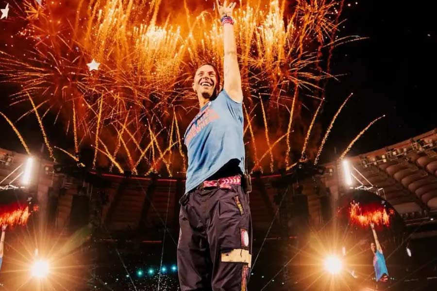 তিনটি শো থাকা সত্ত্বেও কোল্ডপ্লে ব্যান্ডের বহু অনুরাগী টিকিট কিনতে পারেননি বলে সমাজমাধ্যমে দুঃখপ্রকাশ করেছেন। আনুষ্ঠানিক ভাবে ওই অনুষ্ঠানের টিকিট বিক্রির অনুমোদন শুধুমাত্র একটি সংস্থার কাছেই ছিল। কিন্তু সেই সংস্থায় টিকিট বিক্রি হয়ে যাওয়ার পর অন্য এক অনলাইন প্ল্যাটফর্মে নাকি চড়া দামে বিক্রি করা হয়েছে অনুষ্ঠানের টিকিট। অভিযোগ, অনুমোদিত সংস্থা থেকে কেনা টিকিটই নাকি অবৈধ ভাবে অন্য প্ল্যাটফর্মে চড়া দামে বিক্রি হয়েছে।