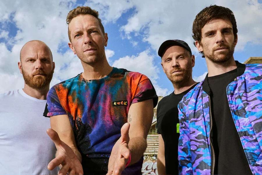 কোল্ডপ্লে ব্যান্ডের প্রধান গায়ক ক্রিস মার্টিন। ১৯৯৬ সালের সেপ্টেম্বর মাসে ক্রিসের সঙ্গে আলাপ হয় জনি বাকল্যান্ডের। গিটার বাজান জনি। গোড়ার দিকে ক্রিস এবং জনি মিলে গান লিখতে শুরু করেন।