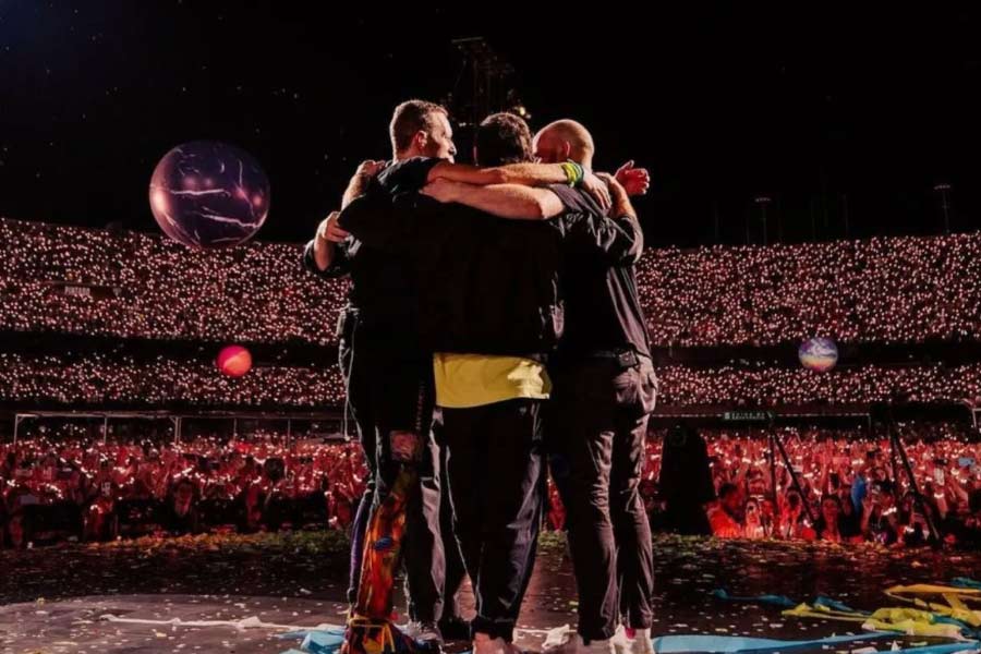 ক্রিস এবং জনি প্রতি রাতে নতুন গান লিখে তাতে সুর দিয়ে চর্চা করতেন। পরে তাঁদের সঙ্গে ব্যান্ডের তৃতীয় সদস্য হিসাবে যোগ দেন গায় বেরিম্যান।