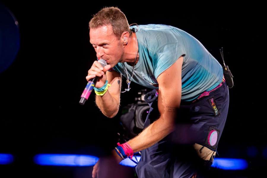 কণ্ঠশিল্পী এবং গিটারবাদক থাকলেও কোল্ডপ্লে ব্যান্ডের তিন সদস্যের মধ্যে ড্রামবাদক ছিলেন না। ১৯৯৮ সালে তাঁদের ব্যান্ডে ড্রামবাদক হিসাবে যুক্ত হন উইল চ্যাম্পিয়ন।