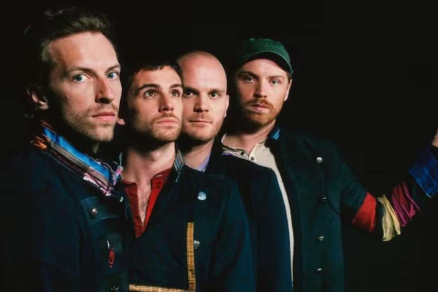 ২০০০ সালে ‘প্যারাশুট্‌স’ অ্যালবাম মুক্তির মাধ্যমে যাত্রা শুরু করে কোল্ডপ্লে। তার পর পেরিয়ে গিয়েছে দু’দশক। ব্যান্ডের সাফল্যের পালক হিসাবে জুটেছে গ্র্যামির মতো পুরস্কারও। প্রথম সারির ব্রিটিশ রক ব্যান্ডের আগামী অনুষ্ঠানের জন্য অধীর আগ্রহে অপেক্ষা করছেন সঙ্গীতপ্রেমীরা।