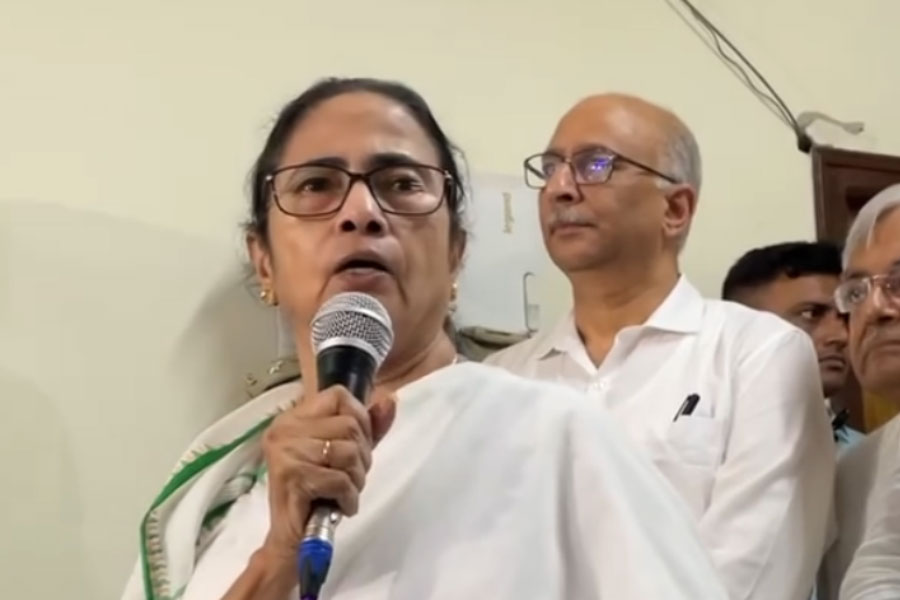 After visiting flood affected areas of West Bengal, CM Mamata Banerjee holds Administrative meeting in bardhaman