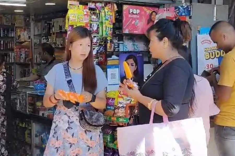 গরমে স্বস্তির খোঁজ আইসক্রিমে।