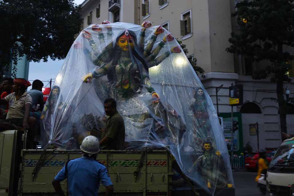 আগমন: পুজোর সপ্তাহ দুয়েক আগে মণ্ডপের পথে দুর্গা প্রতিমা। সোমবার, চিত্তরঞ্জন অ্যাভিনিউয়ে।