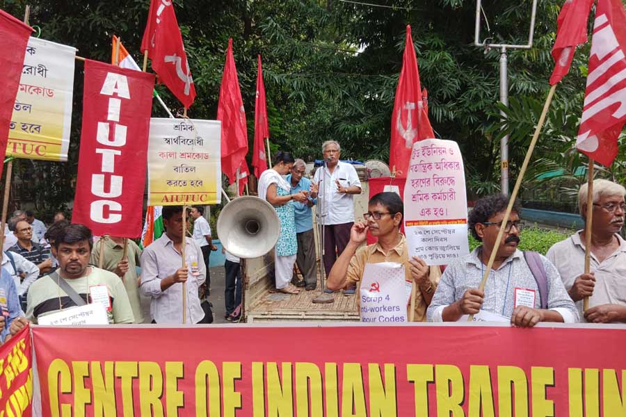 শ্রম কোড বাতিলের দাবিতে শ্রমিক সংগঠনগুলির বিক্ষোভ। নিজ়াম প্যালেসের বাইরে।