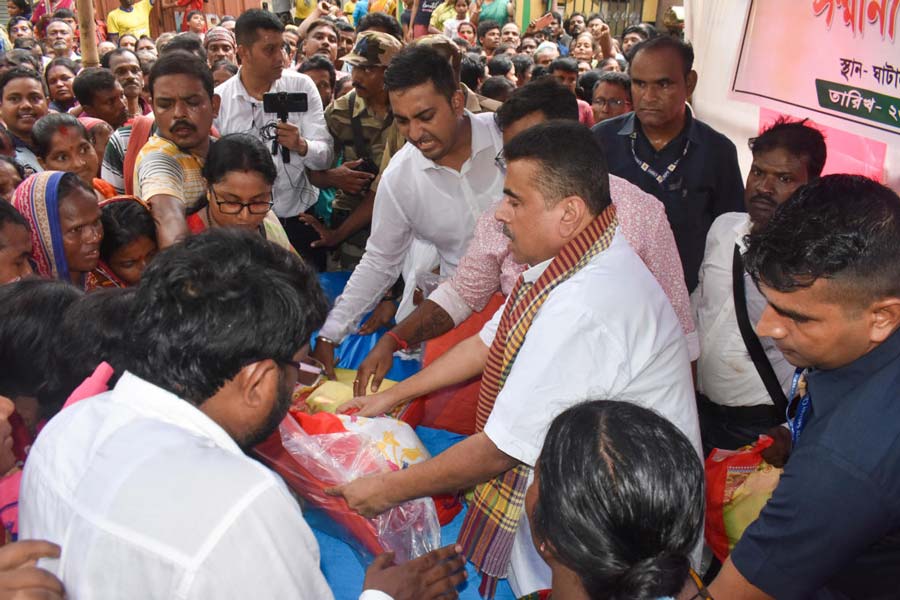 ত্রাণ বিলি করছেন শুভেন্দু অধিকারী।