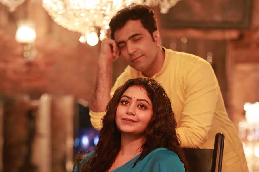 Image of Abir Chatterjee and Ritabhari Chakraborty.