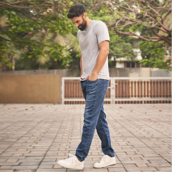 ধূসর রঙের টি শার্টে আদিত্য রায় কপূর।