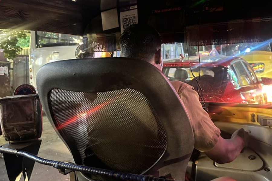 Bengaluru auto driver uses office chair as seat, internet is amazed to see