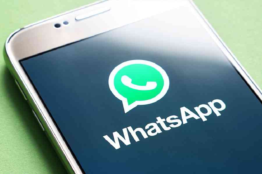 Signals visible on WhatsApp indicate that someone is watching or listening to your chat