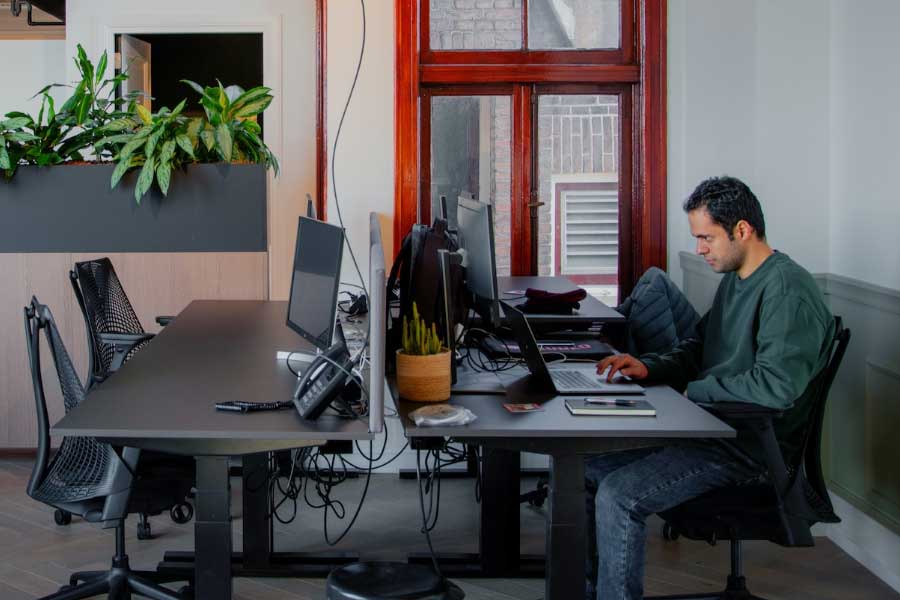 New trend in office, what are the benefits of hot desking 