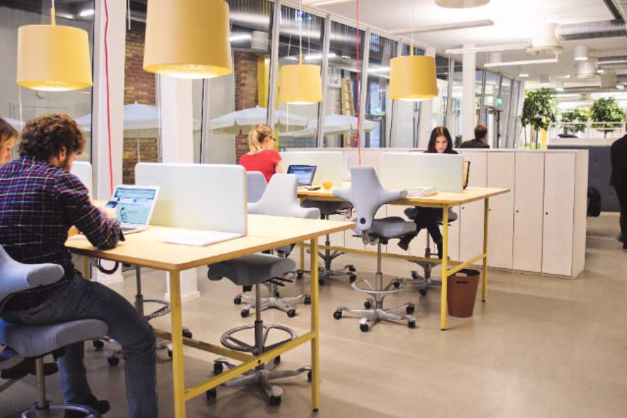New trend in office, what are the benefits of hot desking 