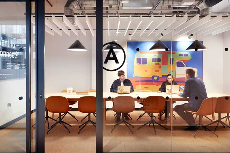 New trend in office, what are the benefits of hot desking 