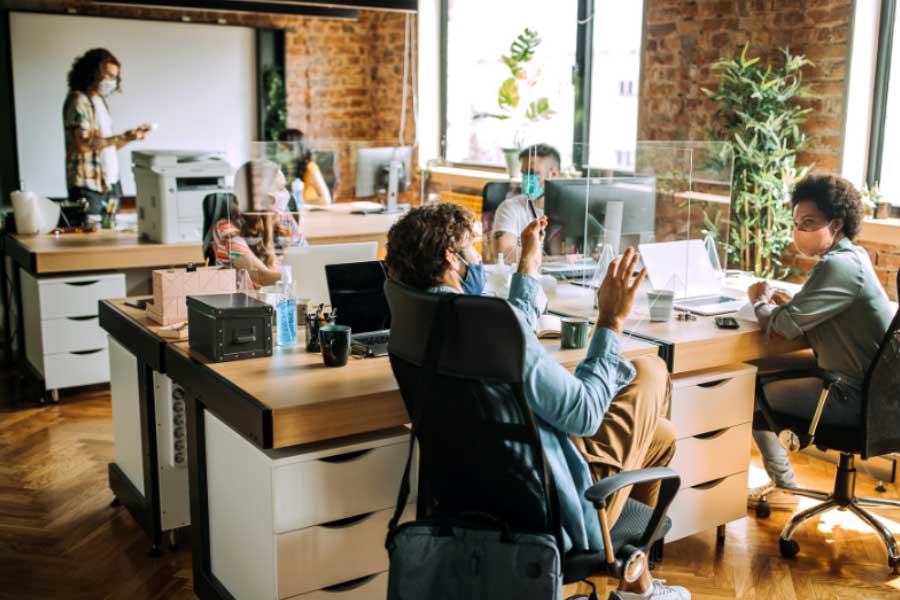 New trend in office, what are the benefits of hot desking 