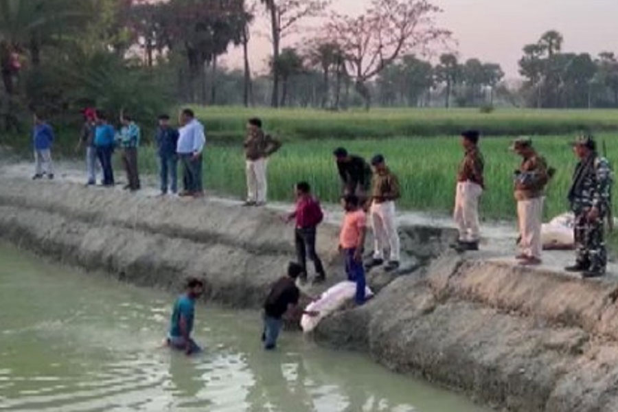 নদীর পাড় থেকে উদ্ধার বেআইনি মদ। ছবি: সংগৃহীত।