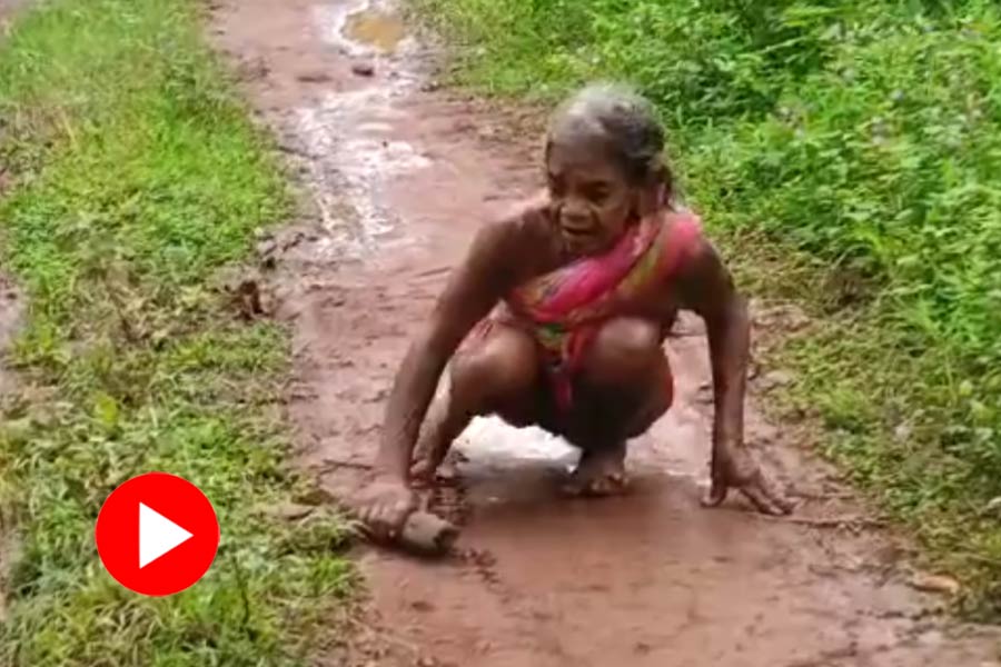 80-year-old woman was forced to crawl nearly 2 km to collect pension