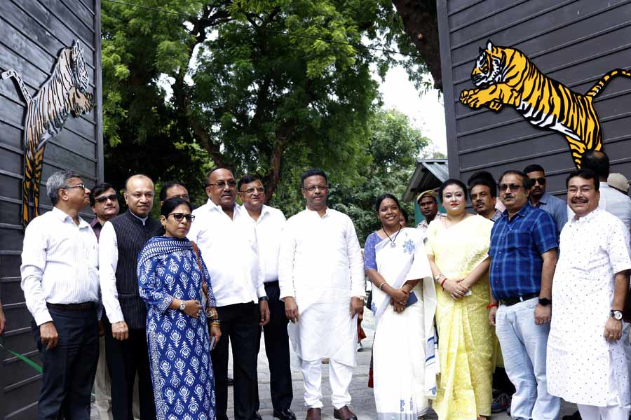 চিড়িয়াখানায় উপস্থিত ফিরহাদ হাকিম, বীরবাহা হাঁসদা।