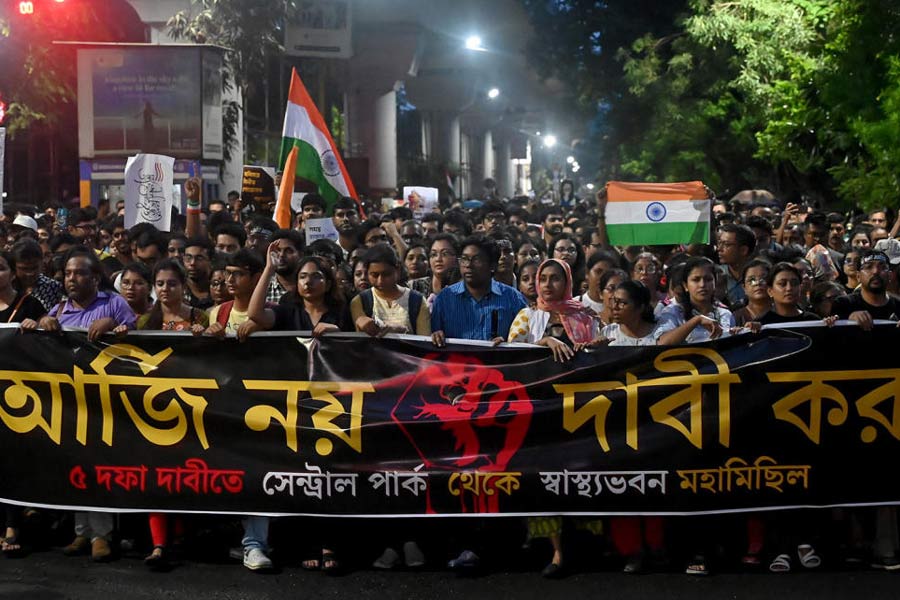 দাবি: আর জি কর-কাণ্ডের প্রতিবাদে জুনিয়র ডাক্তারদের মিছিল। ১৫ সেপ্টেম্বর, কলকাতা।