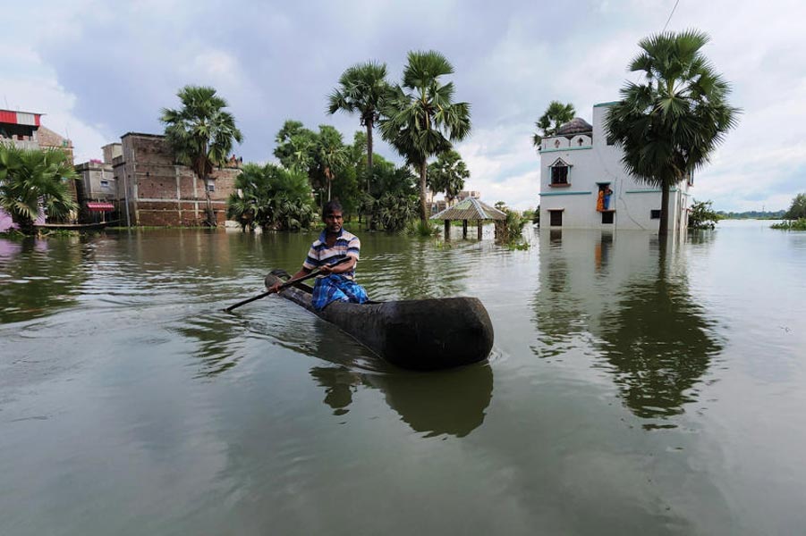 জলমগ্ন এলাকা, ছোট ডিঙ্গি  একমাত্র যাতায়াতের ভরসা।  খানাকুলের বার নন্দনপুর এলাকায়।