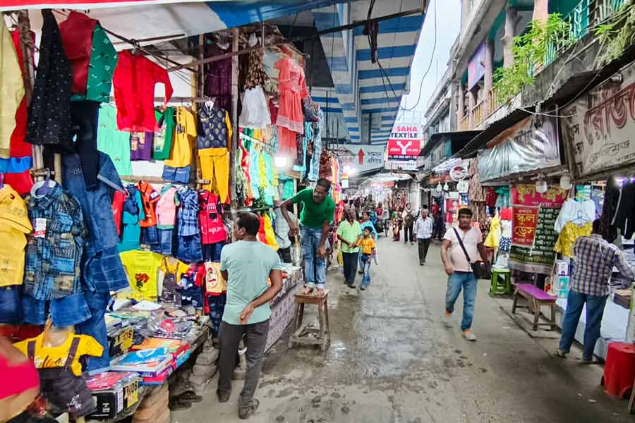 বারাসতে হরিতলা মোড়ে ফাঁকা দোকানপাট। ছবি: সুদীপ ঘোষ