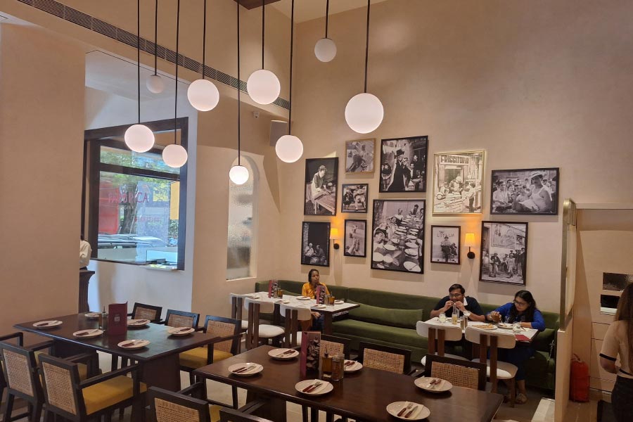 এক-একটা ছবি এক-একটা ছোট গল্পের মতো আগলে আছে দেওয়াল।