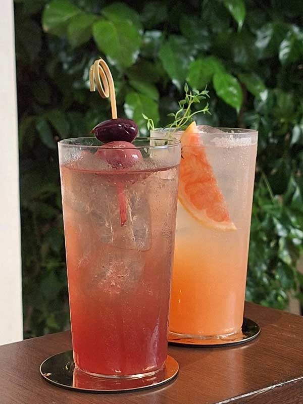 কফি মেশানো ককটেল ‘ভেরানো’র স্বাদ এক বার নিলে ভোলা কঠিন। ছবিতে রোসা এবং গ্রেপফ্রুট স্প্রাইৎজ়ার। 