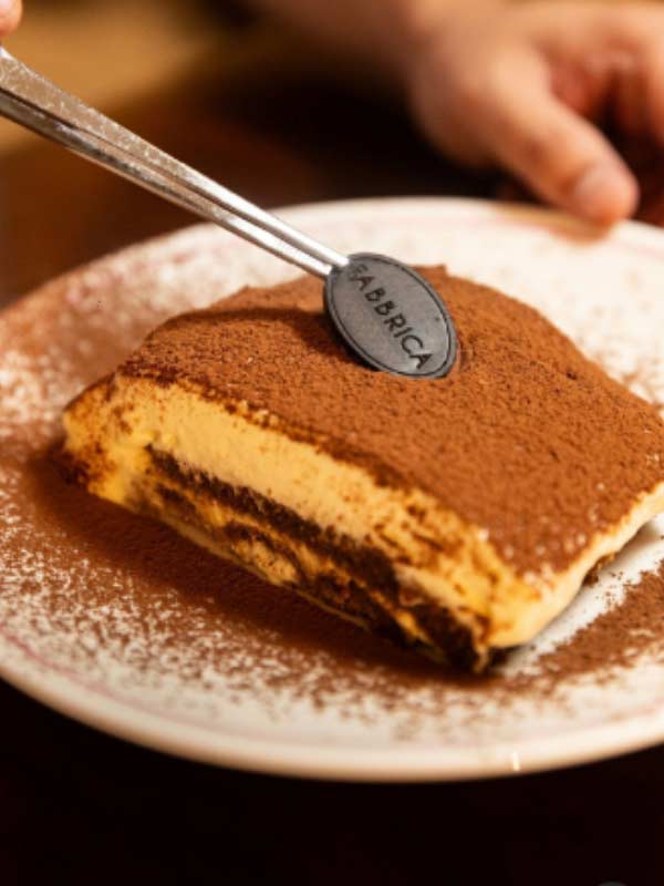 তিরামিসু:  চকোলেট আর টলমলে ক্রিমের মুখে মিলিয়ে যাওয়ার অনুভূতি লিখে বোঝানো সম্ভব নয়। 