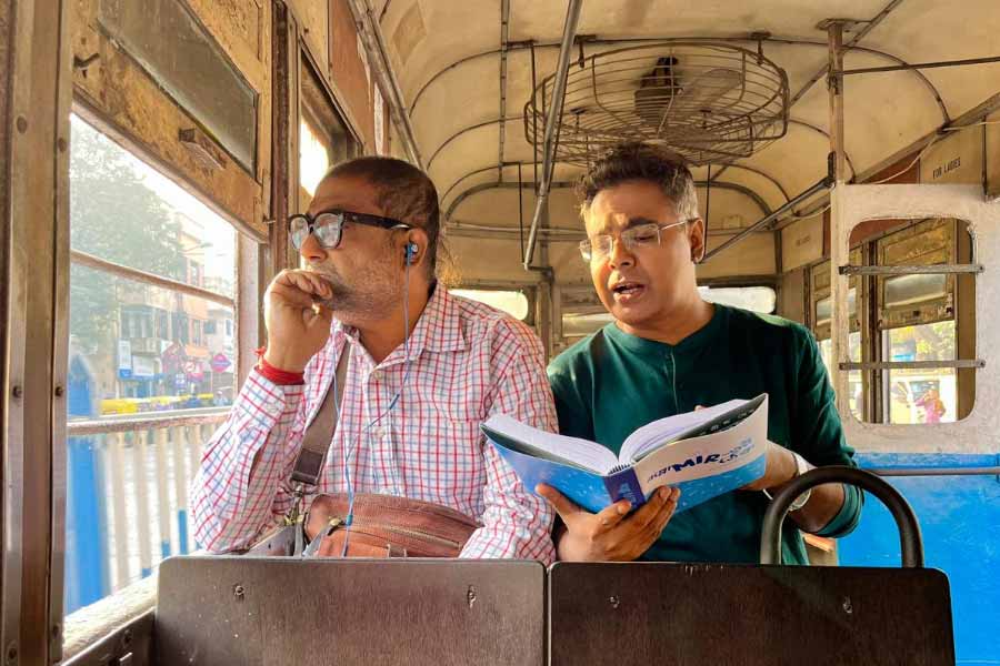 ট্রামে ‘গপ্পো মীরের ঠেক’।