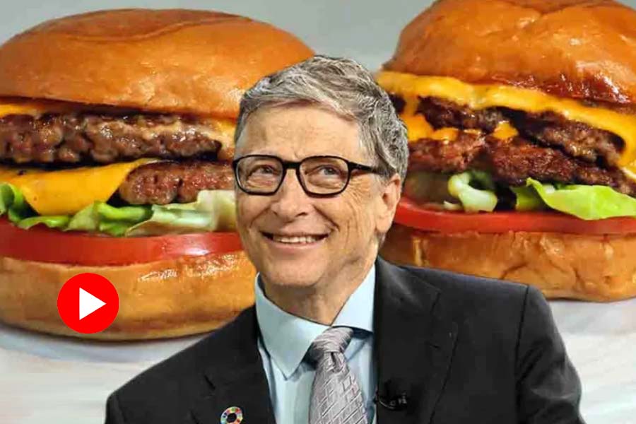 Video of Bill Gates enjoying hot dog in Times Square in New York City