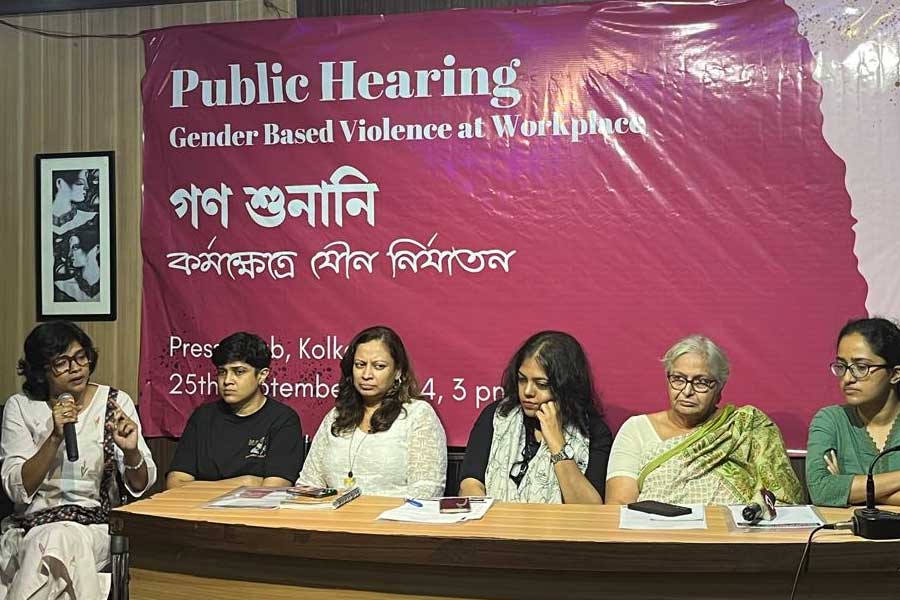 কর্মক্ষেত্রে লিঙ্গভিত্তিক যৌন নির্যাতন বিষয়ক গণশুনানি নিয়ে বিশেষ সাংবাদিক সম্মেলনে দামিনী বসু , ঝুমা সেন ও অনুরাধা তলওয়ার-সহ বিভিন্ন পেশার সঙ্গে যুক্ত নারীরা।