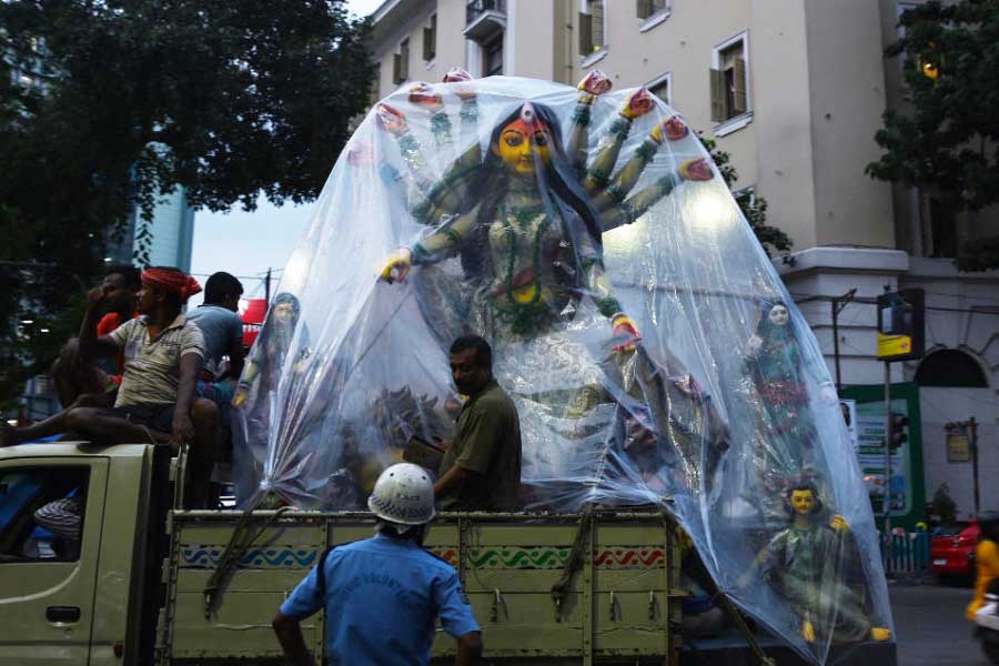 নিয়ে যাওয়া হচ্ছে দুর্গা প্রতিমা।