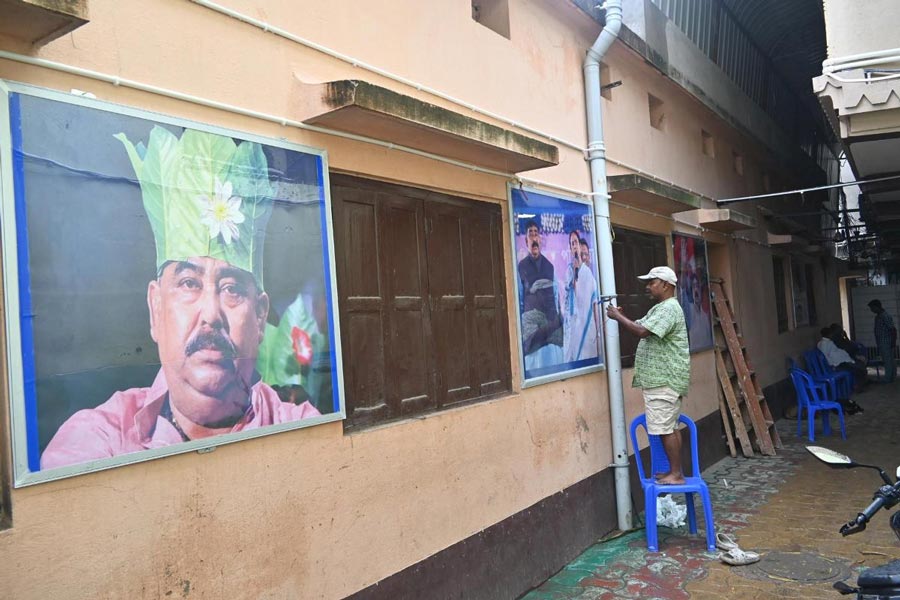 বোলপুর তৃণমূল কার্যালয়ে ঢোকার মুখে দেওয়াল জুড়ে লাগছে মুখ্যমন্ত্রী মমতা বন্দ্যোপাধ্যায়,অভিষেক বন্দ্যোপাধ্যায়ের সাথে দেওয়া অনুব্রত মণ্ডলের ছবি।বুধবার। ছবিঃ বিশ্বজিৎ রায়চৌধুরী