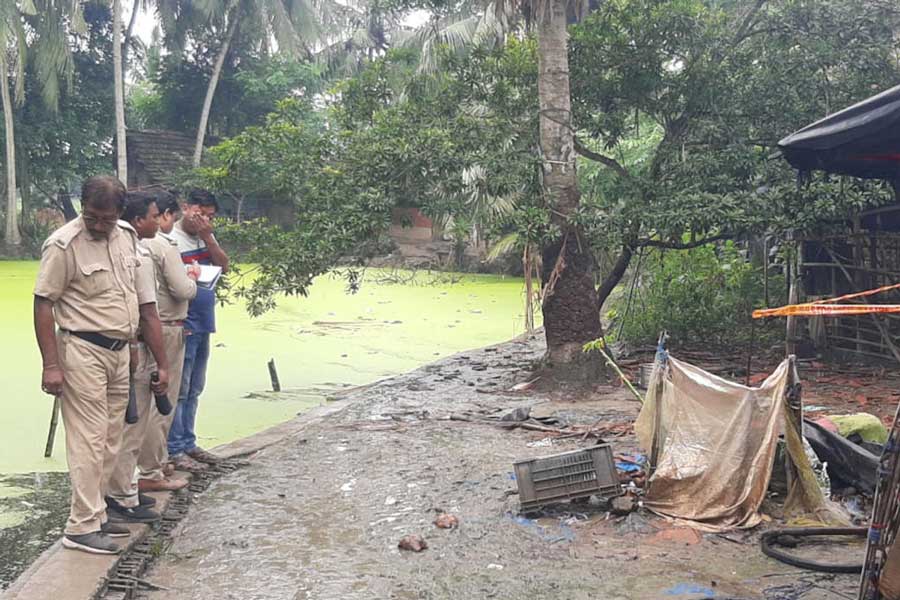 বিস্ফোরণের পর ঘটনাস্থলে পুলিশ।