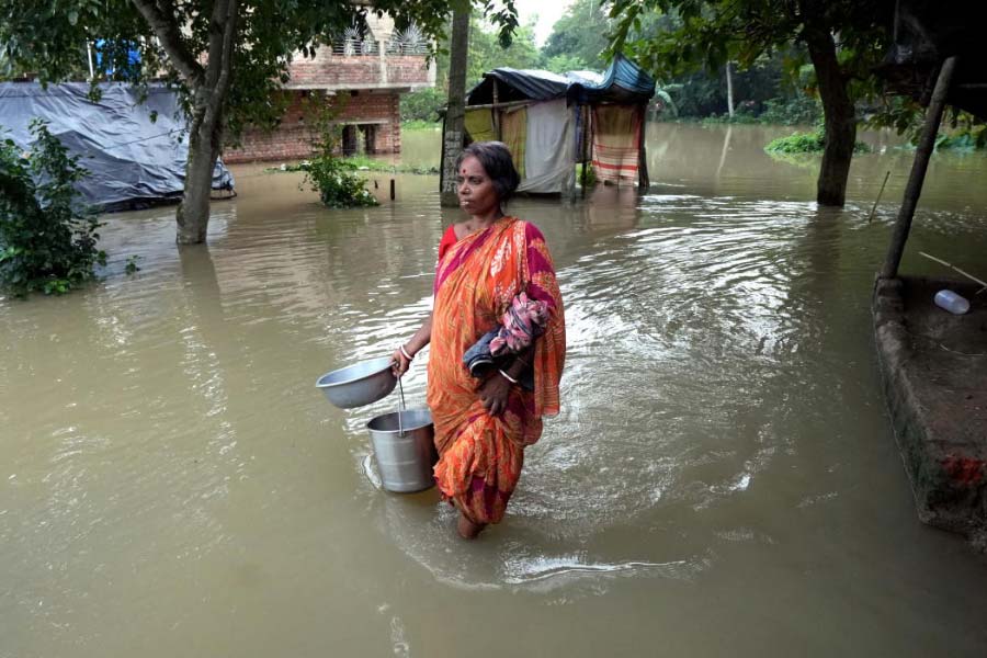 জলমগ্ন রাজ্যের কয়েকটি জেলা। বিপর্যস্ত জনজীবন।