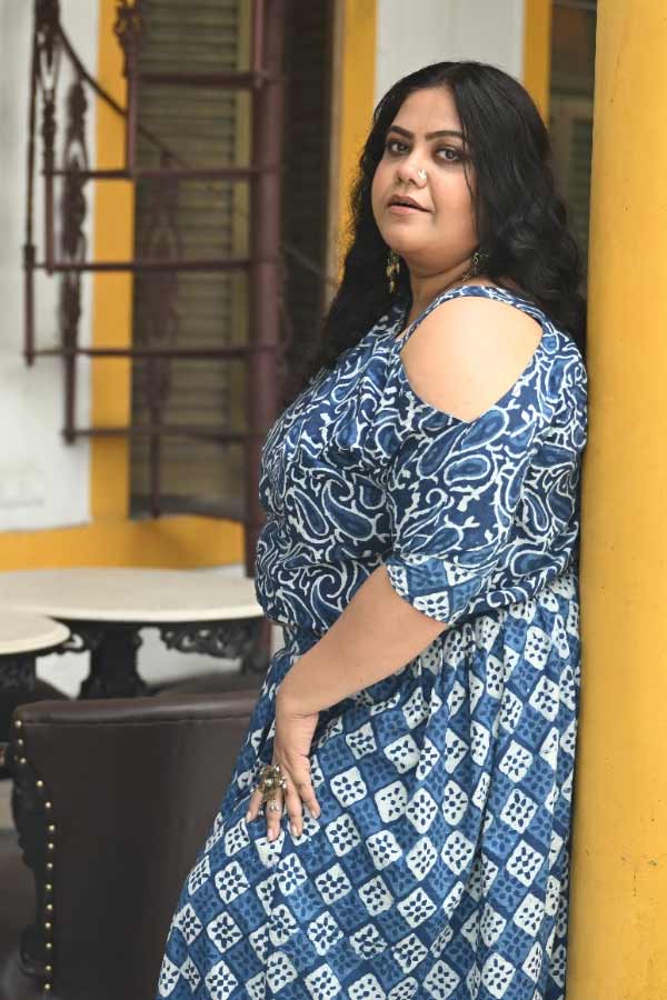 নিজের শর্তে পোশাক পরার স্বাধীনতায় আজ পর্যন্ত কেউ বাধা দেয়নি অরিজিতাকে। তিনি বলেন, “আমি যথেষ্ট বুদ্ধি বিবেচনা করেই নিজের পোশাক নির্বাচন করি। তাই কারও কথা শুনে চলার দরকার পড়ে না।” অরিজিতার পরনে উঠল একটি সুতির কো-অর্ডিনেশন। ইন্ডিগো প্রিন্টের গোড়ালি ছোঁয়া স্কার্ট, মানানসই কল্কা ছাপ ক্রপ টপ। এ সাজ যেন সমাজের চেনা গণ্ডির বাইরের, বাঁ কাধে আর ডান কাঁধে তাই কোনও মিল নেই। চোখে চোখ রেখে স্বাধীন ভাবে বাঁচার বিষয়ে প্রত্যয়ী অভিনেত্রী। সেই প্রত্যয়ের দৃপ্ত ছায়া পড়েছে তাঁর ভারী রুপোর গহনায়। 