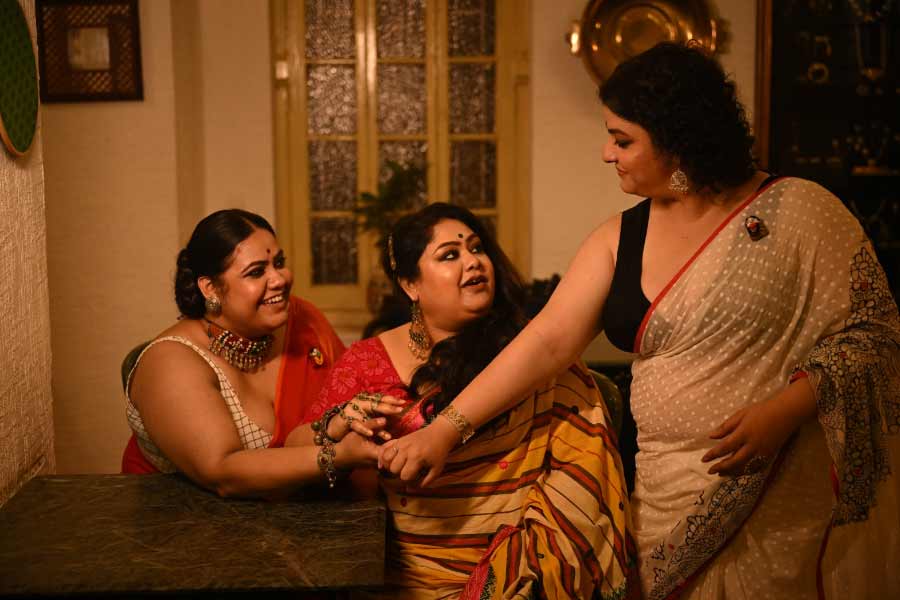 ‘রাত বিরেতে আড্ডা কিসের মেয়ে?’, ‘কেমন করে সরে গেল বুকের আঁচল?’ ‘এত জোরে কেউ হাসে?’— এ সব চোখরাঙানিতে এমনই অভ্যস্ত সমাজ যে, মহিলারাই প্রশ্ন তোলেন অন্য মেয়ের দিকে তাকিয়ে। এই তিন কন্যারও বাড়ি ফিরতে রাত হয় বইকি! প্রথম দিকে বাড়ির অনেকেই মেনে নিতে চাননি অভিনয়কে পেশা করবেন মেয়ে। আবার বাড়ির লোক মেনে নিলেও বাঁকা চোখে তাকান প্রতিবেশীরা। এ দিকে কর্মক্ষেত্রেও তো শুনতে হয়েছে, “চেহারা তোমার নায়িকাসুলভ নয়।” তবে, পর্দায় নায়িকা হওয়াই তো সব কথা নয়! বরং, নিজের জীবনের রাশ নিজের হাতে রেখে মর্জির মালিক হয়ে ওঠাই আসল কথা।