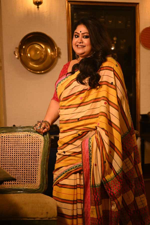 তাই কখনও ইচ্ছে হলে খুব সেজে ফেলেন সঙ্ঘশ্রী। আবার কখনও একেবারে সাধারণ ভাবেই থাকেন। যেমন এই ছবিতে, একটি হাতে বোনা সুতির ডুরে শাড়ি বেছে নিয়েছেন অভিনেত্রী। উত্তরবঙ্গের তাঁতির হাতে বোনা এই শাড়ির বিশেষত্ব আঁচলে। সুতির শাড়ি হলেও সঙ্ঘশ্রীর সাজ একেবারে অন্য রকম। রুপোর জমকালো হাত-পদ্ম, ভারী ঝাপটা দুল আর চুলের ক্লিপে যেন হাজার বাতির রোশনাই।