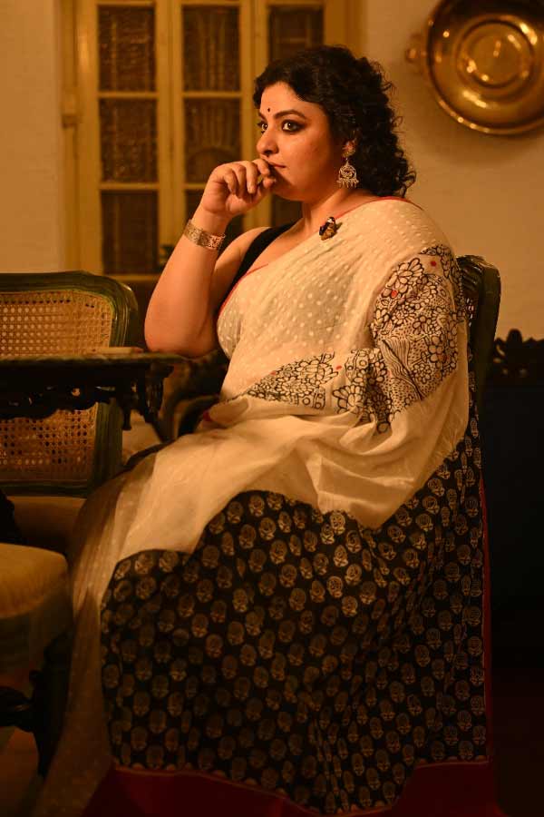 জীবনের মতো সাজের ক্ষেত্রেও কোনও ছক মানতে নারাজ আভেরী। ছোটবেলা থেকেই শুনেছেন, তিনি স্থূলকায়া। তাই অনেক পোশাক নাকি তাঁকে মানায় না। আভেরী বলেন, “সকলের মন জুগিয়ে তো চলতে পারব না! পোশাকের সঙ্গে আরামের একটা বিষয় জড়িয়ে থাকে। তাই নিজের কথা ভেবে পোশাক নির্বাচন করি।” তবে, স্নিগ্ধতা তাঁর মূল মন্ত্র। স্মার্ট থ্রি-পিস ছেড়ে এ বার তাঁর পরনে সাদা সুতির শাড়ি। সরু লাল পাড়ের সঙ্গে কালো ব্লক প্রিন্ট। ছিমছাম সাজে আভেরী বেছে নিয়েছেন রুপোর হালকা দুল এবং ব্রেসলেট।