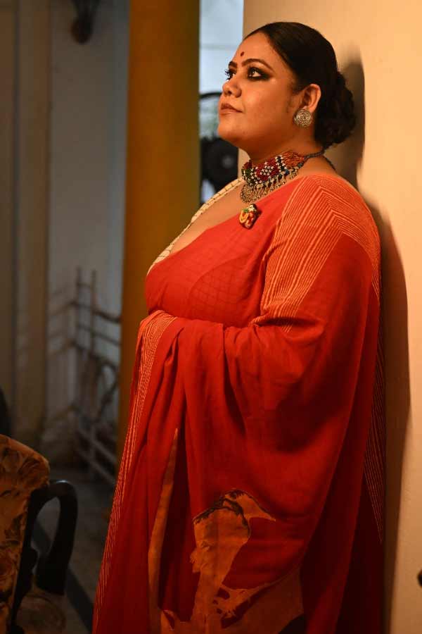 নীলের পর অরিজিতার পরনে লাল। একরঙা সুতির শাড়ির আঁচলে এক বিরাট কাঠঠোকরা। ব্লক প্রিন্টের ক্ষেত্রে এই ছবি একেবারে নতুন বলাই যায়। তবে শুধু আঁচলে নয়, ছোট ছোট এক ঝাঁক হলুদ পাখি রয়েছে জমিতেও। এ শাড়ি যাঁরা বানিয়েছেন, তাঁরা কেউই পেশাদার শিল্পী নন।  অঞ্জলি মানসিক হাসপাতালের আবাসিকদের নিয়ে তৈরি হয়েছে একটি সংগঠন। তাঁরাই তৈরি করেছন কাঠের ব্লক। বানিয়েছেন শাড়ি। 