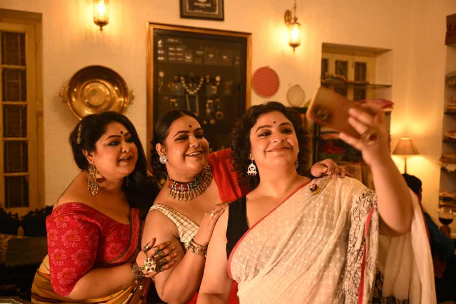 আসছে পুজো। নারীশক্তির বন্দনায় মুখর হবে বাঙালি। তার আগে সেরে রাখা যাবতীয় প্রস্তুতি। সুরক্ষার দাবি নয়, অঙ্গিকার নিরাপদ, স্বাধীন জীবনের। 