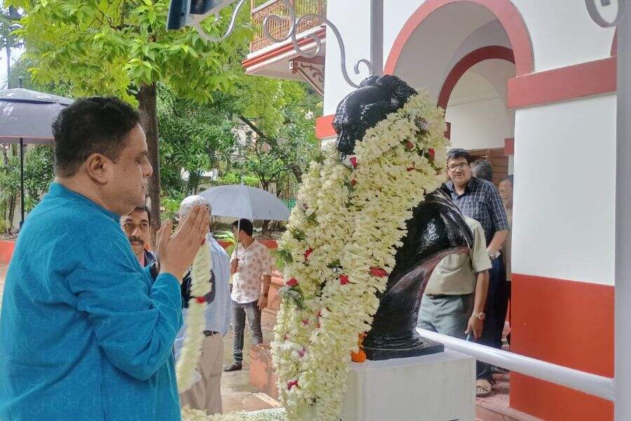 শিক্ষামন্ত্রীর শ্রদ্ধাজ্ঞাপন।
