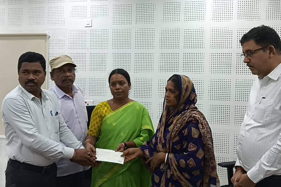 Jhargram District administration provides financial aid to family of deceased in lightning strike dgtld