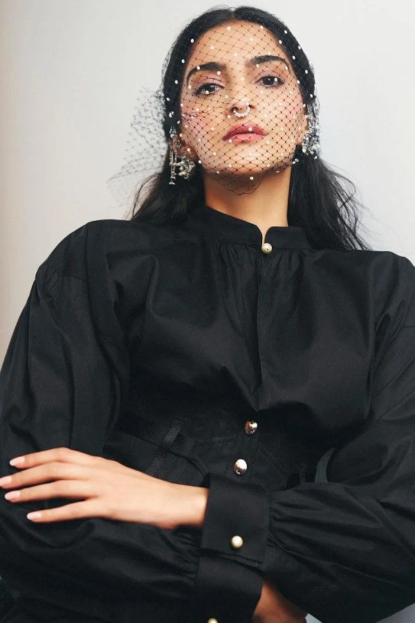 প্যারিসের মঞ্চে প্রশংসা পেয়েছে সোনমের ‘ট্রাইবাল লুক’ও।