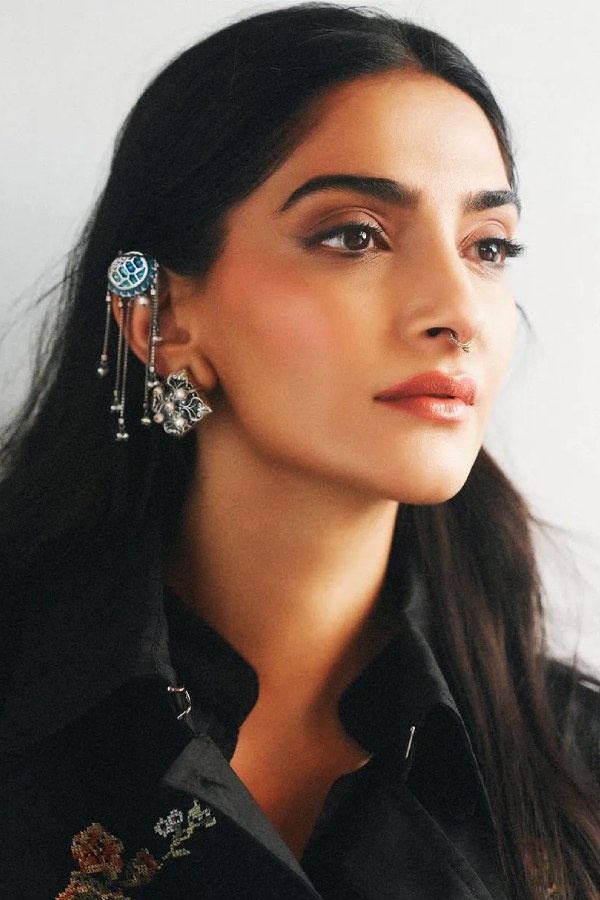 নোলকটি সোনম কিনেছেন সান্তাক্রুজের ফুটপাথের বাজার থেকে।