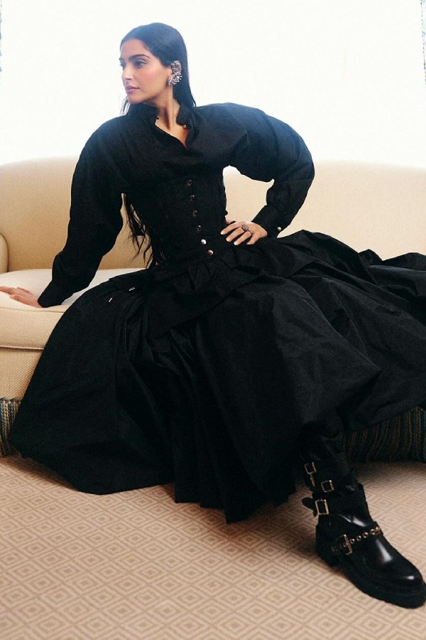 প্যারিসে ভারতের ‘ফুটপাথ’ ফ্যাশন!