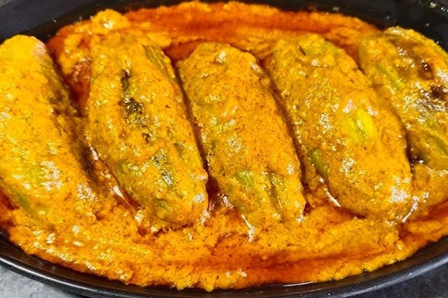 নিরামিষের দিনে গরম ভাতের সঙ্গে পরিবেশন করুন তিল পটল।