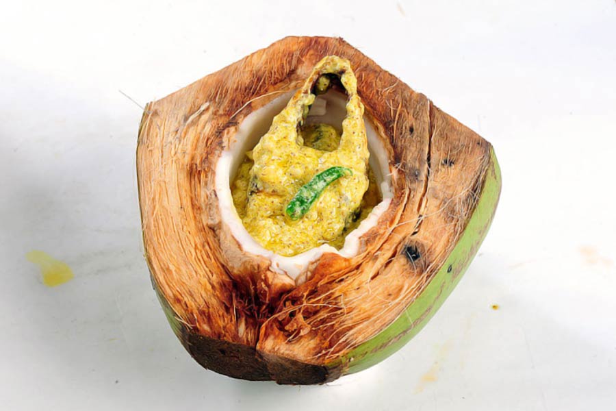 আমিষের দিনে বানিয়ে ফেলুন ডাব ইলিশ।