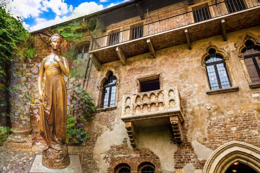 রোমিয়ো-জুলিয়েটের সেই প্রেমের বারান্দা।