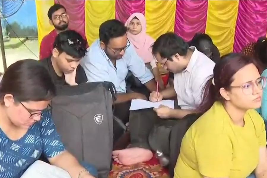 শনিবার সকালে সাগর দত্ত মেডিক্যালে অবস্থানে জুনিয়র ডাক্তারেরা।